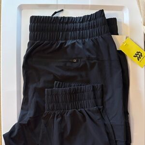 Women’s black all in motion cargo athletic pants elastic waist and hem